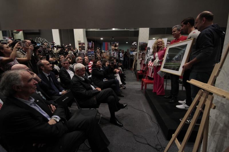 Iraizoz recibe un relago como homenaje a su trayectoria en el Athletic.