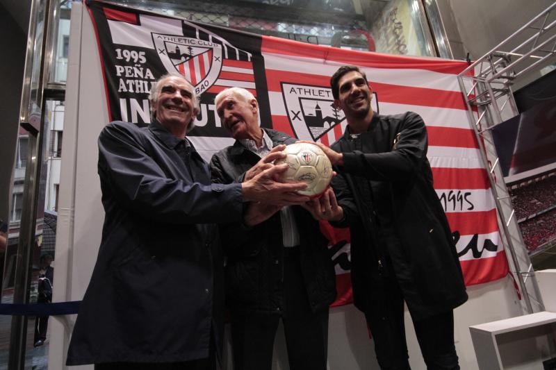 José Ángel Iribar, Carmelo Cedrún e Iraizoz posan con un balón en la presentación del homenaje.