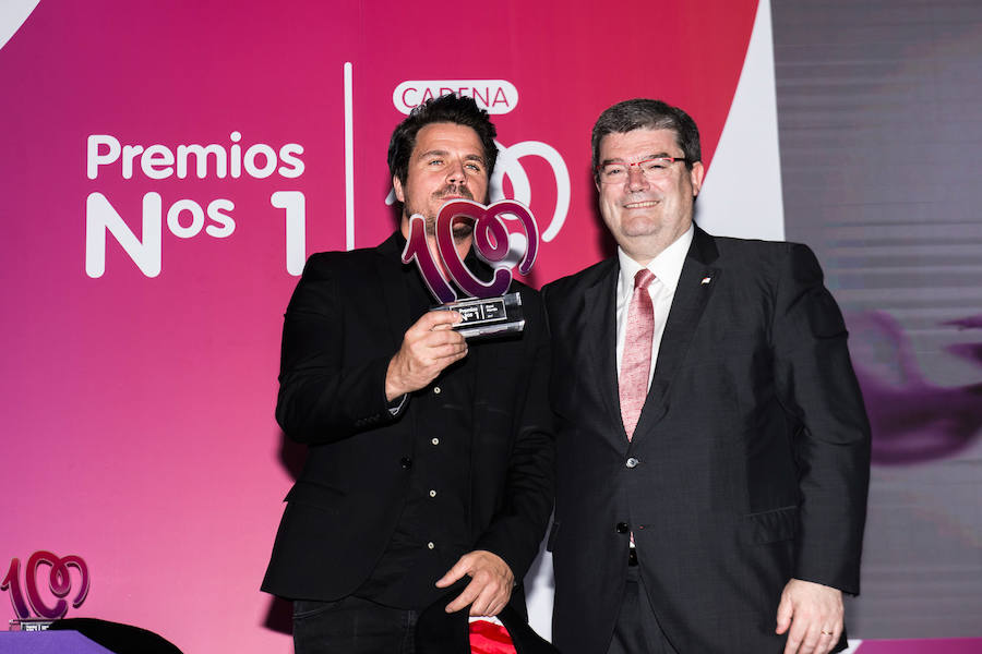 El alcalde de Bilbao, Juan Mari Aburto, entrega el premio a Dani Martín.
