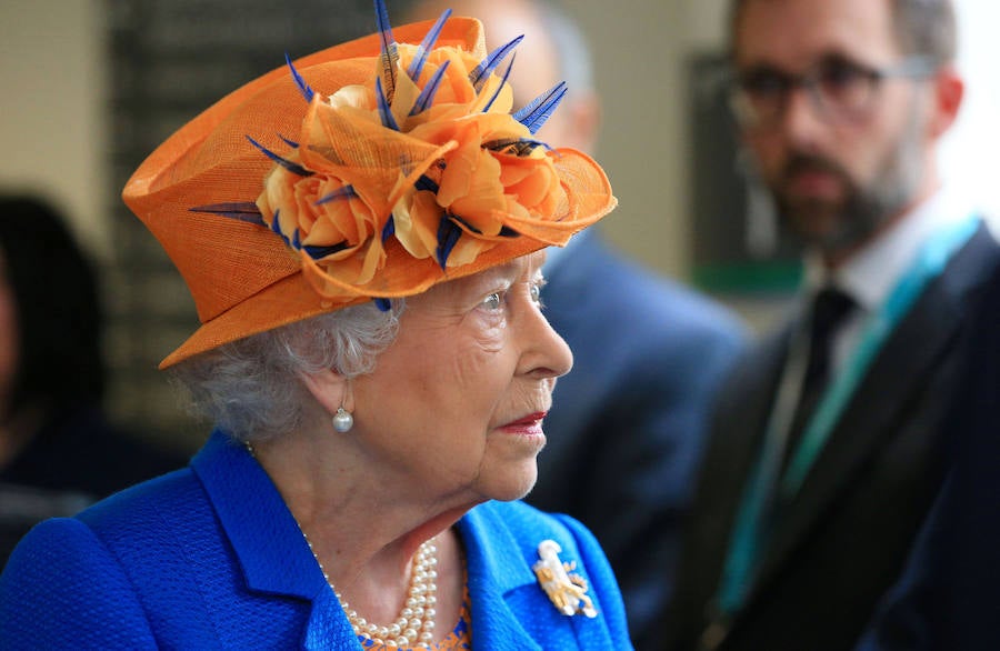 La reina Isabel II visita a los heridos en el atentado de Manchester