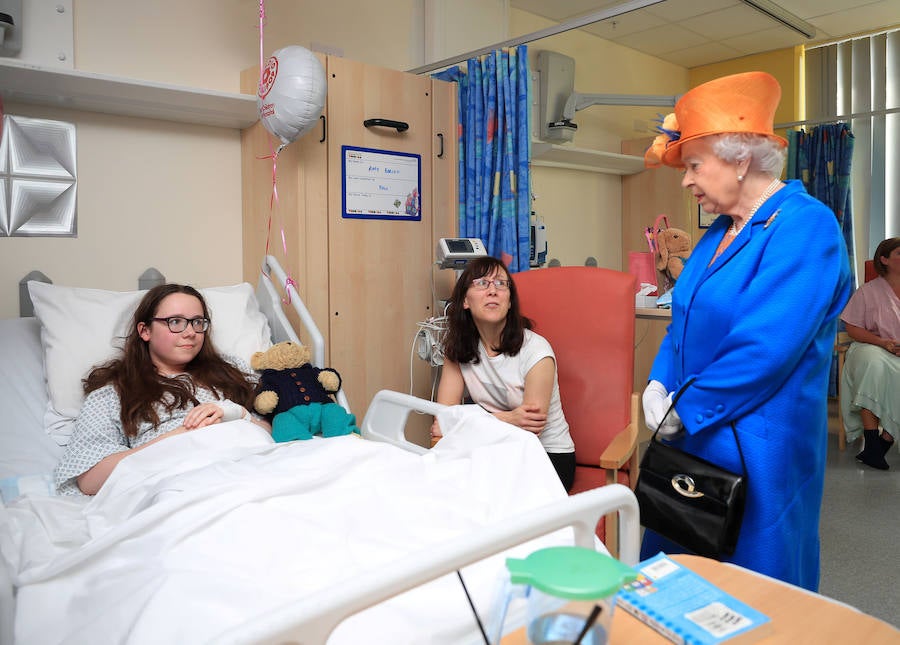 La reina Isabel II visita a los heridos en el atentado de Manchester