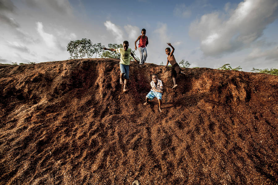 Colombia. En los últimos tiempos el número de niños abandonados ha aumentado; la mayoría son hijos de madres adolescentes.