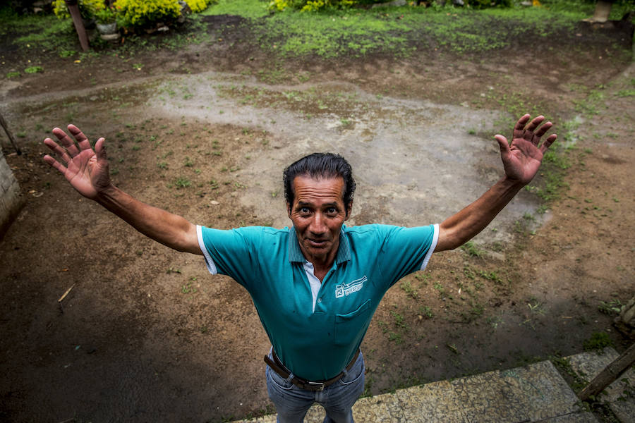 Colombia. Manuel Rivas a pie de plaza en Toribío, conversando con uno de los símbolos de esta región colombiana: se llama la Reina y tiene 100 años.