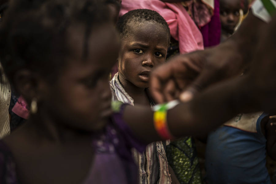 Níger. Bouza intenta mantener a raya dos enfermedades que siegan la vida de los niños: la malaria y la desnutrición. Ambas coinciden en la misma época del año, y generan un círculo mortífero para los más pequeños: el niño desnutrido tiene el sistema inmunológico muy debilitado, lo que le hace más vulnerable.