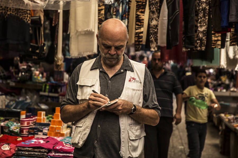 Palestina. El escritor Martín Caparrós recorre la zona H2 de Hebrón, en pleno mercado. Esta calle está cercada por una malla metálica, colocada para proteger a los transeúntes palestinos de las pedradas de los colonos.