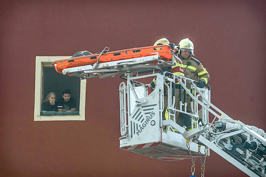 La difícil labor de los bomberos en el incendio de Zorroza