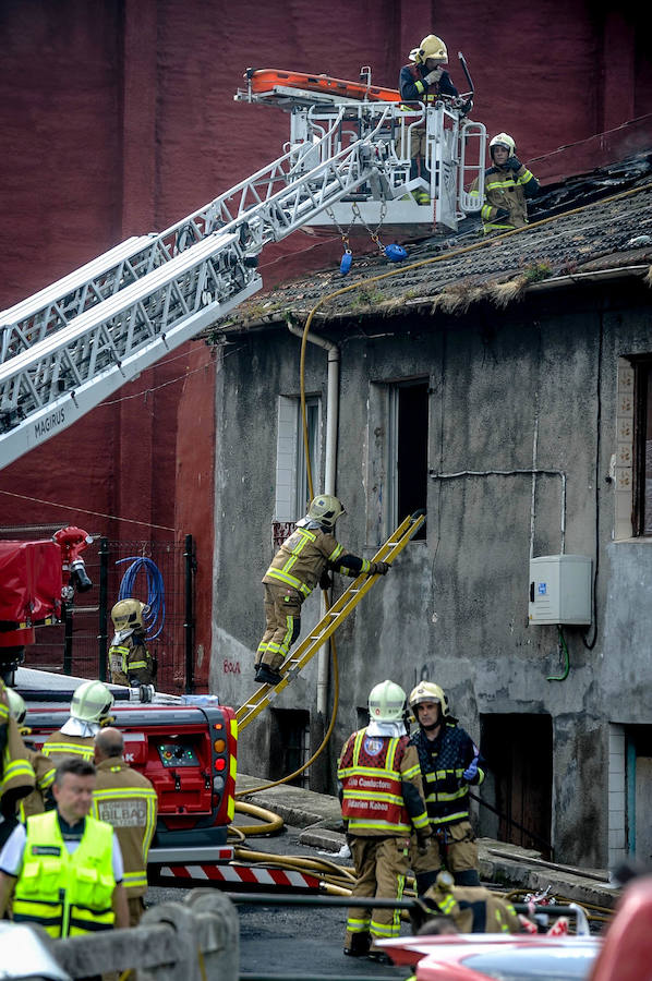 La difícil labor de los bomberos en el incendio de Zorroza