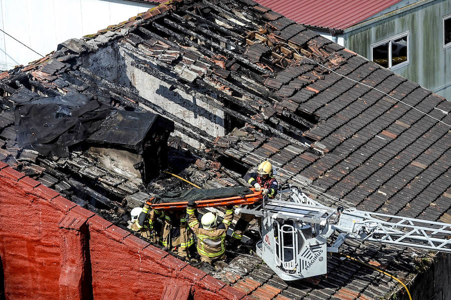 La difícil labor de los bomberos en el incendio de Zorroza
