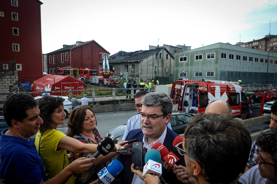 La difícil labor de los bomberos en el incendio de Zorroza