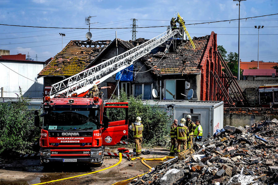 La difícil labor de los bomberos en el incendio de Zorroza