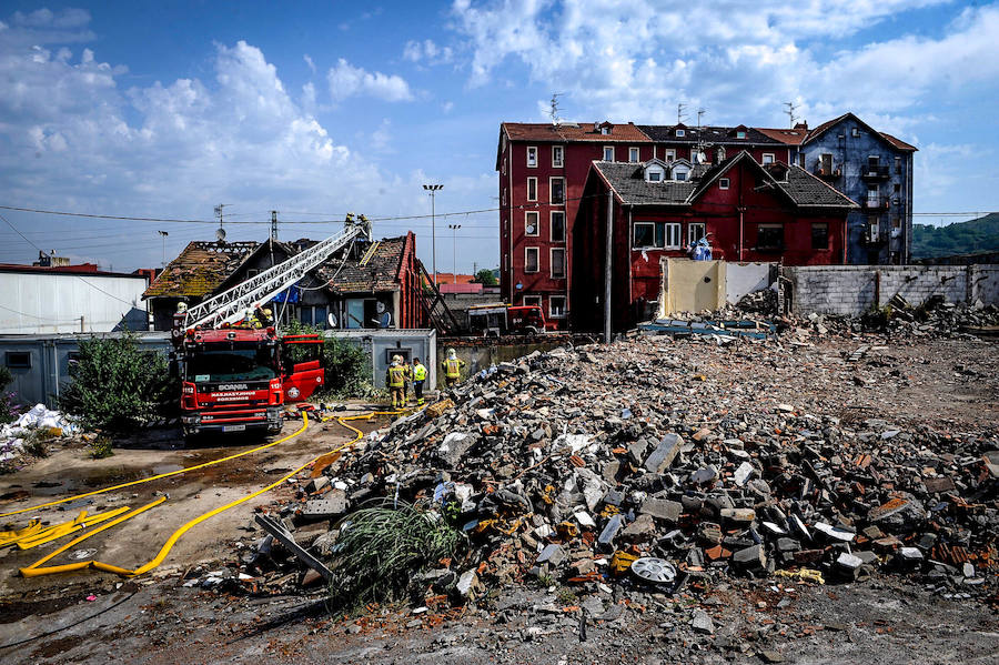 La difícil labor de los bomberos en el incendio de Zorroza