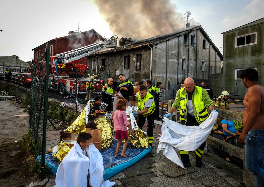 La difícil labor de los bomberos en el incendio de Zorroza