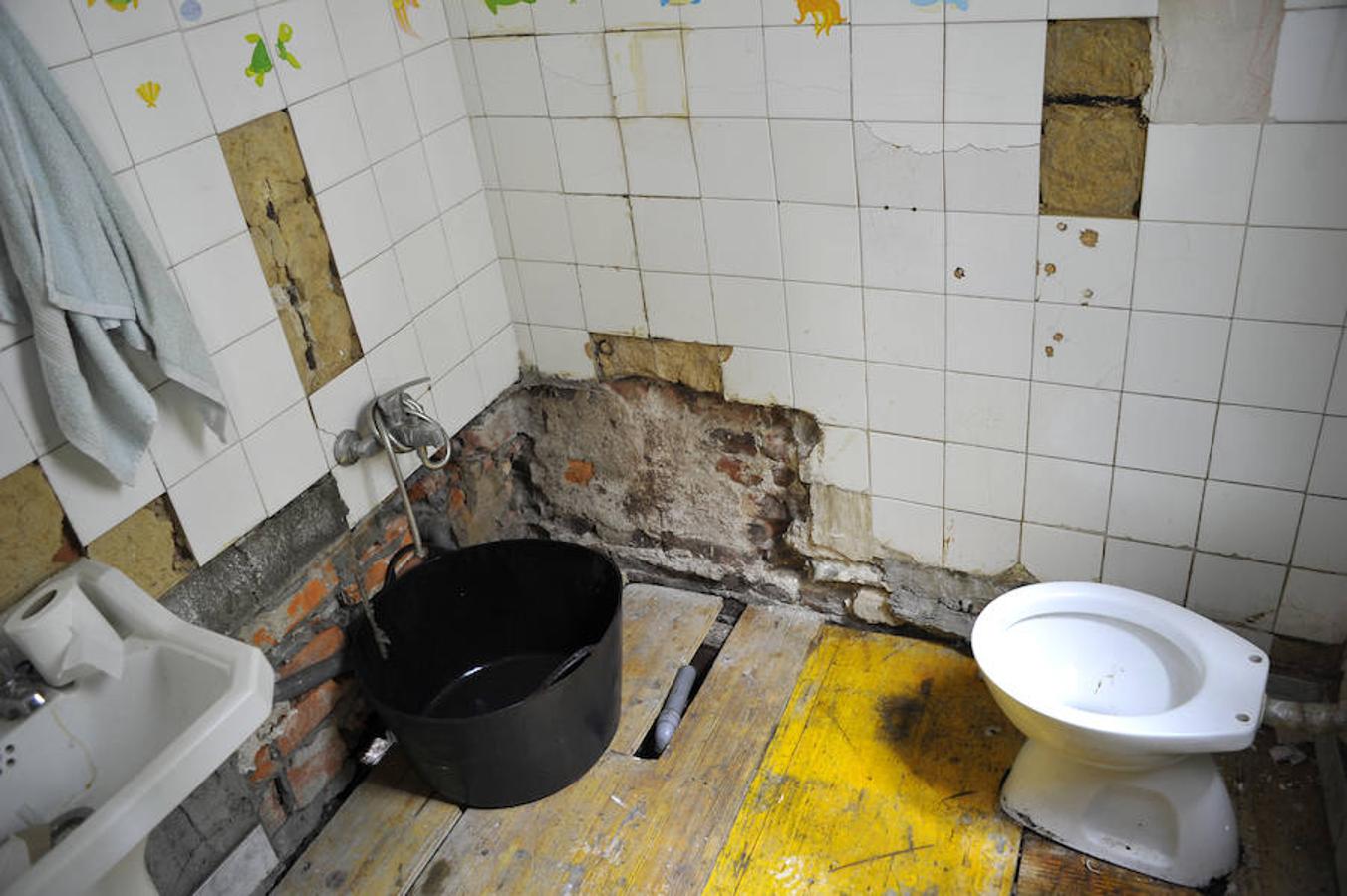 Baño del piso de Ana González, donde vive con sus hijos de 9, 11, 12 y 13 años.