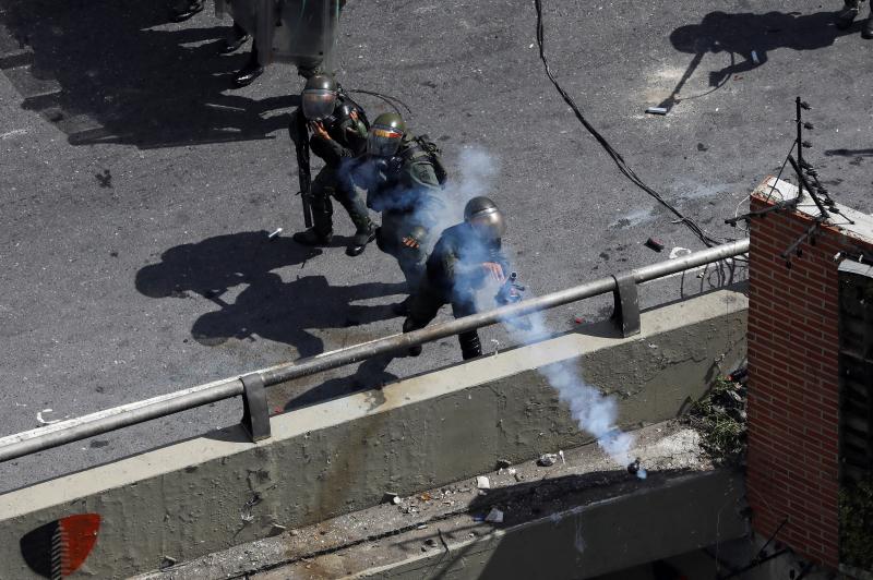 Gases lacrimógenos contra los opositores en Caracas