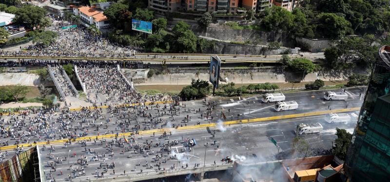 Gases lacrimógenos contra los opositores en Caracas