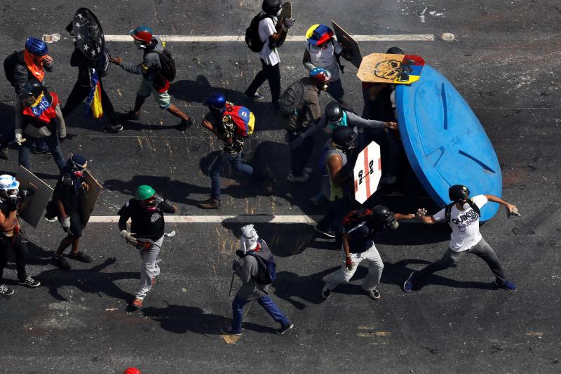 Gases lacrimógenos contra los opositores en Caracas