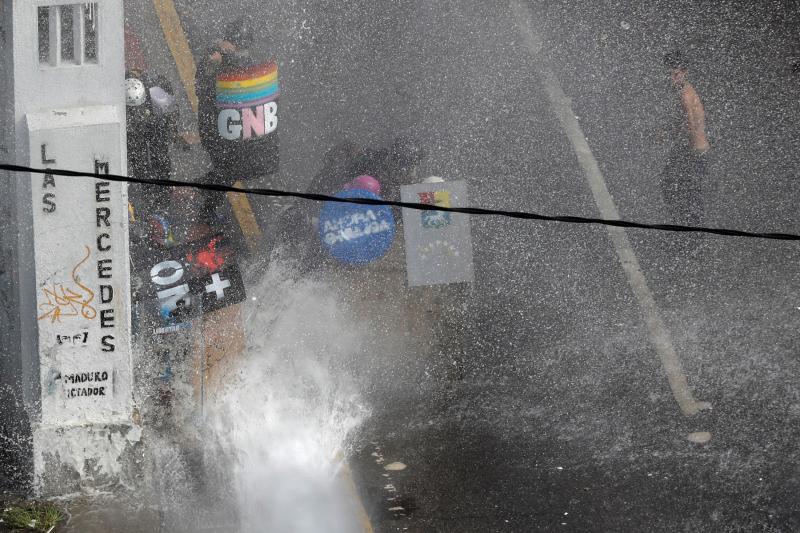 Gases lacrimógenos contra los opositores en Caracas