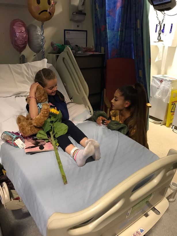 Ariana Grande visita a las víctimas del atentado de Manchester en el hospital