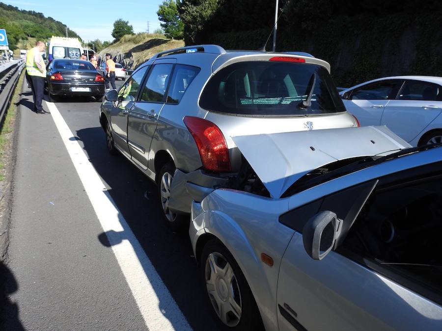 Los coches tras los accidentes múltiples en el Txorierri