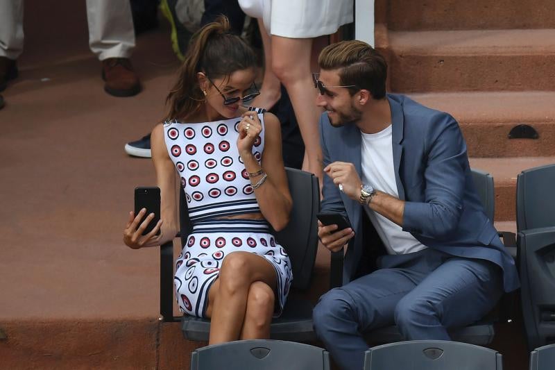 La modelo Izabel Goulart y el guardameta alemán Kevin Trapp.