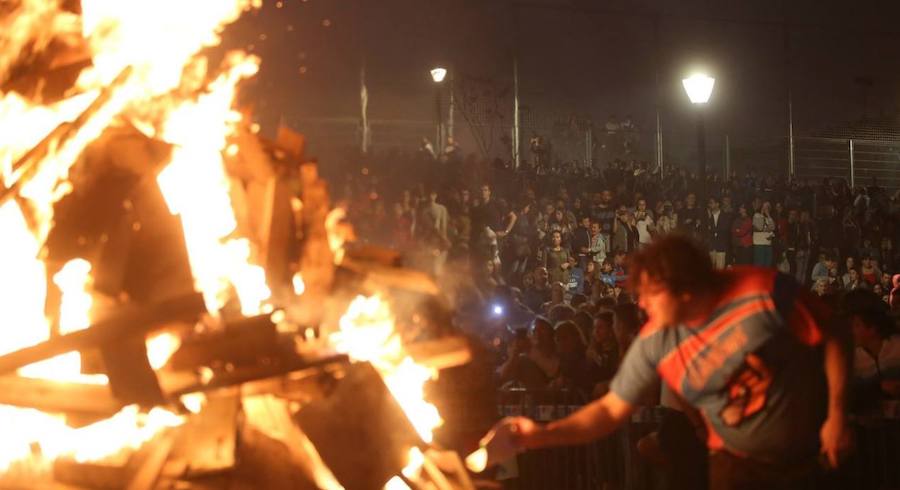Así brilló el fuego en las hogueras vizcaínas de 2016