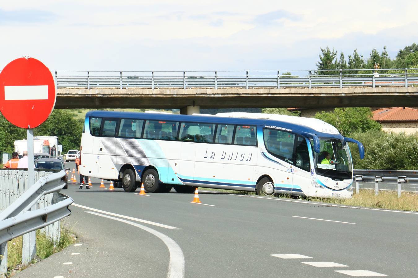 La imágenes del accidente del autobús en Sarría (Álava)