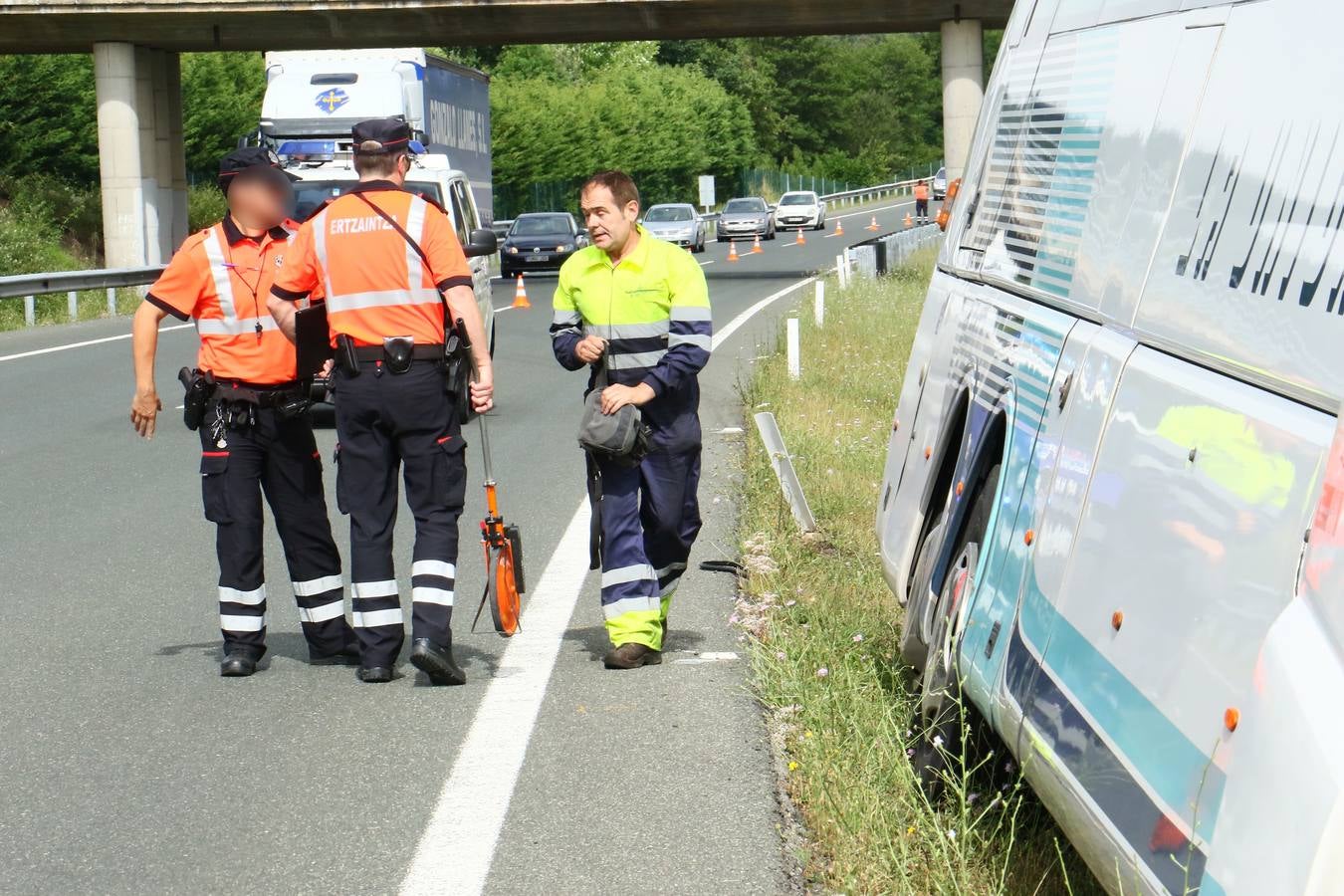 La imágenes del accidente del autobús en Sarría (Álava)