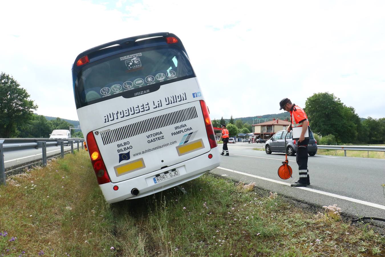 La imágenes del accidente del autobús en Sarría (Álava)