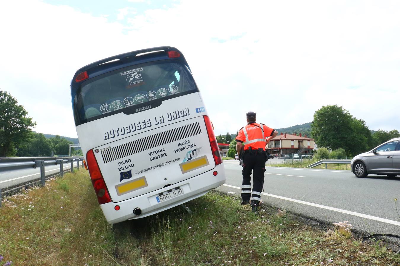 La imágenes del accidente del autobús en Sarría (Álava)