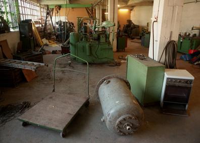 Imagen secundaria 1 - Ariba, el pabellón en el que estaba el zulo de Ortega Lara. Abajo, el interior del local y el zulo en el que estuvo secuestrado.