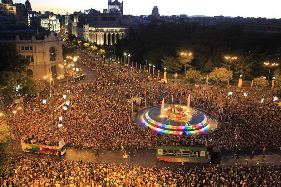 El arcoíris inunda Madrid. La capital española se convierte en el centro del mundo gay.