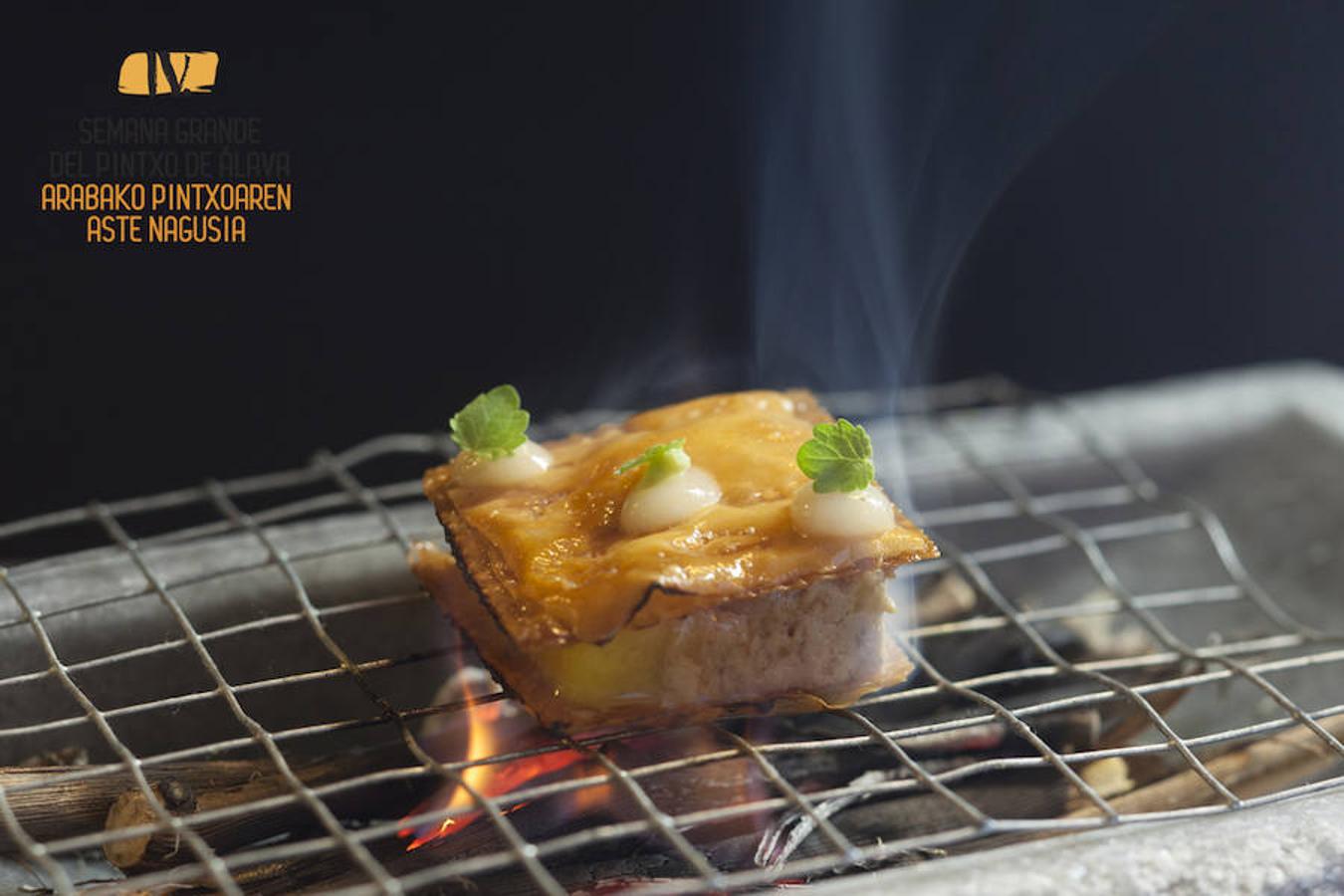 Bocadillo de foie al sarmiento, piña asada y wasabi. Juan Carlos Ferrando, Hotel Viura (Villabuena de Álava)