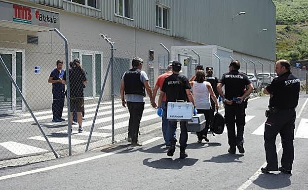 Agentes de la Policía Científica se dirigen a las instalaciones de tratamiento de residuos tras el hallazgo.