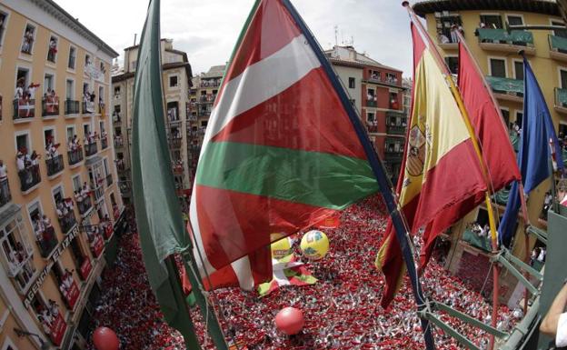 Las banderas, hoy, en el txupinazo.