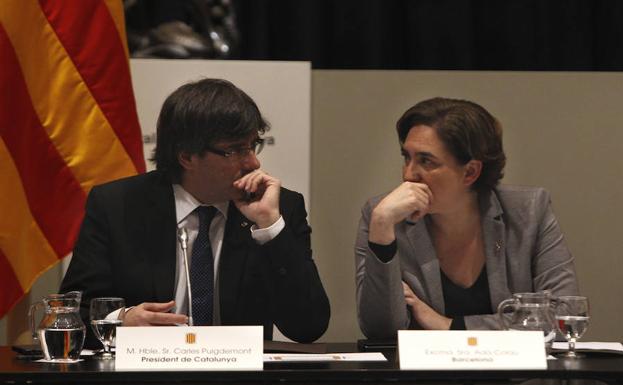 Carles Puigdemont y Ada Colau.