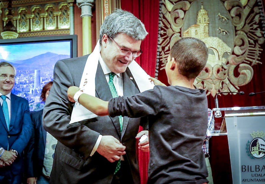  Juan Mari Aburto ha recibido a los pequeños que vienen a pasar sus vacaciones de verano en la capital vizcaína con familias de acogida