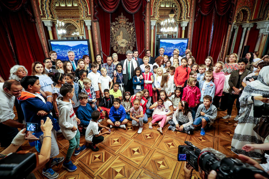  Juan Mari Aburto ha recibido a los pequeños que vienen a pasar sus vacaciones de verano en la capital vizcaína con familias de acogida