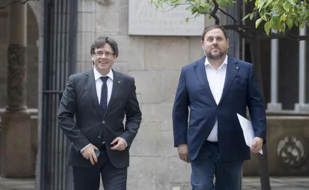 Puigdemont (izq.) y Junqueras.