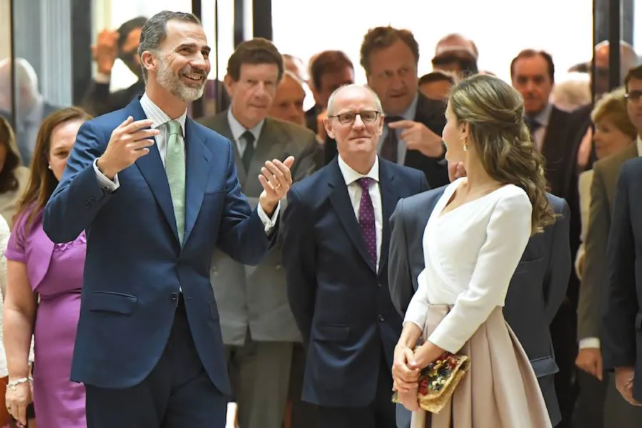 La prestigiosa universidad británica puso el broche final al viaje oficial de Felipe II y Letizia a Reino Unido