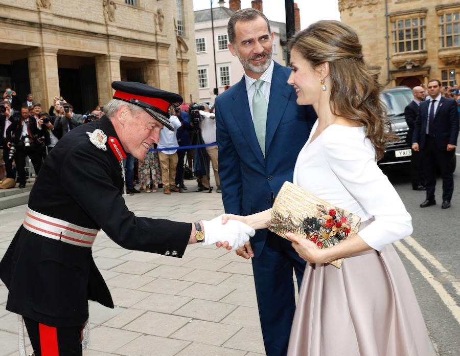 La prestigiosa universidad británica puso el broche final al viaje oficial de Felipe II y Letizia a Reino Unido