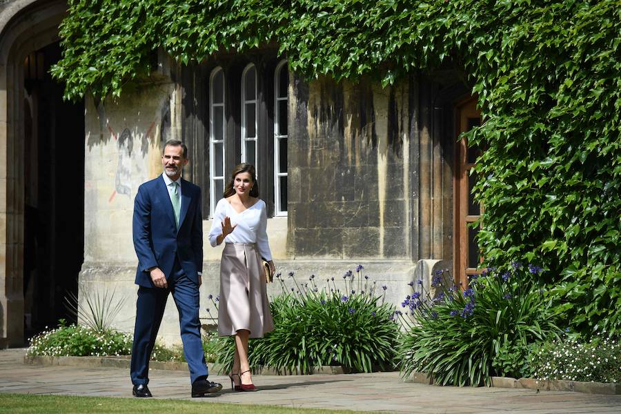 La prestigiosa universidad británica puso el broche final al viaje oficial de Felipe II y Letizia a Reino Unido