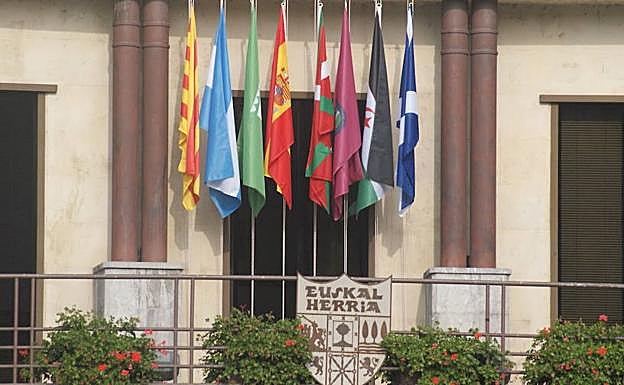 Así ha lucido el Ayuntamiento de Llodio hasta esta mañana. 