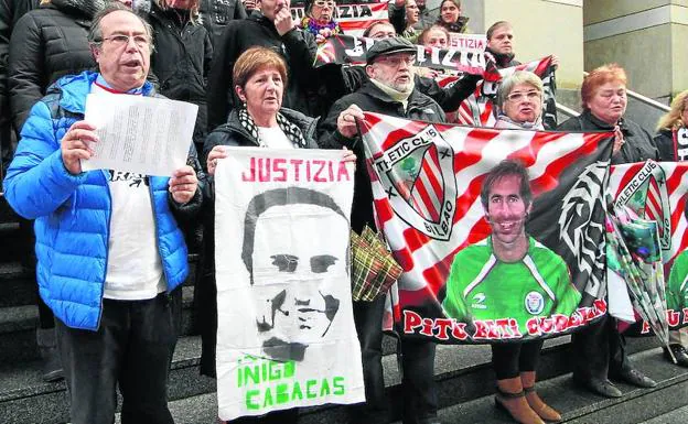 Movilización. Los padres de Iñigo Cabacas, a la izquierda, en una de las concentraciones que han llevado a cabo ante los juzgados de Bilbao.