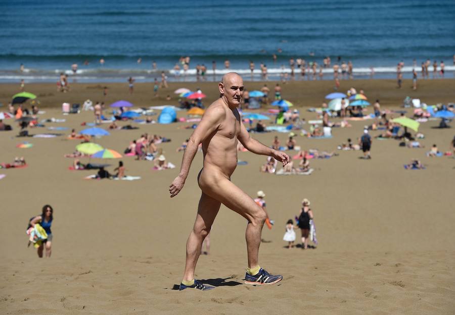 Un año más, el Ayuntamiento de Sopela y Munarri Atletismo Taldea han organizado una nueva edición de la carrera nudista de Sopela–gran premio 'Patxi Ros', el primer evento deportivo nudista de la Península. La prueba, de gran tirón turístico, cultural y deportivo, fue engendrada por el atleta en 1999 e inspiró otras competiciones similares en Cataluña o en Valencia. Se ha celebrado este domingo en la playa La Salvaje, en el marco de los "Cármenes" de Larrabasterra. Como ya viene siendo habitual, tiene dos categorías: la testimonial, de un kilómetro, y la absoluta, de cinco, sobre arena dura. Todos los participantes han recibido un regalo y ha habido medallas para los más pequeños