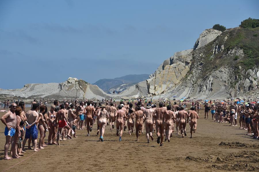 Un año más, el Ayuntamiento de Sopela y Munarri Atletismo Taldea han organizado una nueva edición de la carrera nudista de Sopela–gran premio 'Patxi Ros', el primer evento deportivo nudista de la Península. La prueba, de gran tirón turístico, cultural y deportivo, fue engendrada por el atleta en 1999 e inspiró otras competiciones similares en Cataluña o en Valencia. Se ha celebrado este domingo en la playa La Salvaje, en el marco de los "Cármenes" de Larrabasterra. Como ya viene siendo habitual, tiene dos categorías: la testimonial, de un kilómetro, y la absoluta, de cinco, sobre arena dura. Todos los participantes han recibido un regalo y ha habido medallas para los más pequeños