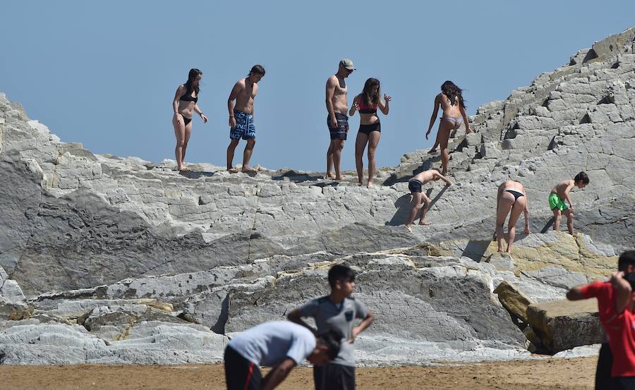Un año más, el Ayuntamiento de Sopela y Munarri Atletismo Taldea han organizado una nueva edición de la carrera nudista de Sopela–gran premio 'Patxi Ros', el primer evento deportivo nudista de la Península. La prueba, de gran tirón turístico, cultural y deportivo, fue engendrada por el atleta en 1999 e inspiró otras competiciones similares en Cataluña o en Valencia. Se ha celebrado este domingo en la playa La Salvaje, en el marco de los "Cármenes" de Larrabasterra. Como ya viene siendo habitual, tiene dos categorías: la testimonial, de un kilómetro, y la absoluta, de cinco, sobre arena dura. Todos los participantes han recibido un regalo y ha habido medallas para los más pequeños