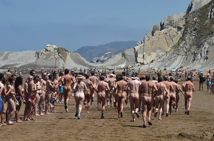 Un año más, el Ayuntamiento de Sopela y Munarri Atletismo Taldea han organizado una nueva edición de la carrera nudista de Sopela–gran premio 'Patxi Ros', el primer evento deportivo nudista de la Península. La prueba, de gran tirón turístico, cultural y deportivo, fue engendrada por el atleta en 1999 e inspiró otras competiciones similares en Cataluña o en Valencia. Se ha celebrado este domingo en la playa La Salvaje, en el marco de los "Cármenes" de Larrabasterra. Como ya viene siendo habitual, tiene dos categorías: la testimonial, de un kilómetro, y la absoluta, de cinco, sobre arena dura. Todos los participantes han recibido un regalo y ha habido medallas para los más pequeños