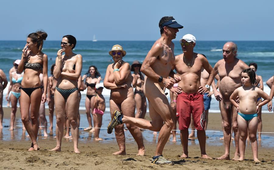 Un año más, el Ayuntamiento de Sopela y Munarri Atletismo Taldea han organizado una nueva edición de la carrera nudista de Sopela–gran premio 'Patxi Ros', el primer evento deportivo nudista de la Península. La prueba, de gran tirón turístico, cultural y deportivo, fue engendrada por el atleta en 1999 e inspiró otras competiciones similares en Cataluña o en Valencia. Se ha celebrado este domingo en la playa La Salvaje, en el marco de los "Cármenes" de Larrabasterra. Como ya viene siendo habitual, tiene dos categorías: la testimonial, de un kilómetro, y la absoluta, de cinco, sobre arena dura. Todos los participantes han recibido un regalo y ha habido medallas para los más pequeños