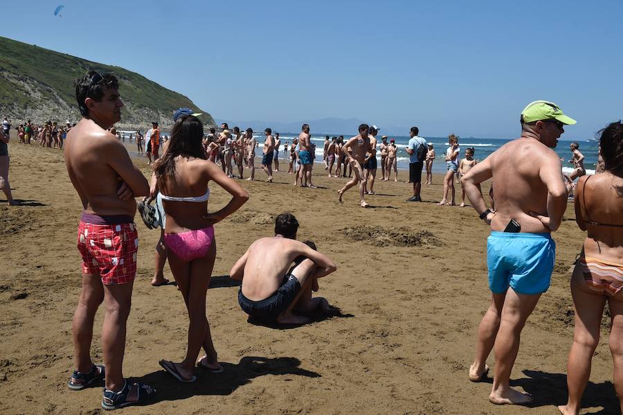 Un año más, el Ayuntamiento de Sopela y Munarri Atletismo Taldea han organizado una nueva edición de la carrera nudista de Sopela–gran premio 'Patxi Ros', el primer evento deportivo nudista de la Península. La prueba, de gran tirón turístico, cultural y deportivo, fue engendrada por el atleta en 1999 e inspiró otras competiciones similares en Cataluña o en Valencia. Se ha celebrado este domingo en la playa La Salvaje, en el marco de los "Cármenes" de Larrabasterra. Como ya viene siendo habitual, tiene dos categorías: la testimonial, de un kilómetro, y la absoluta, de cinco, sobre arena dura. Todos los participantes han recibido un regalo y ha habido medallas para los más pequeños