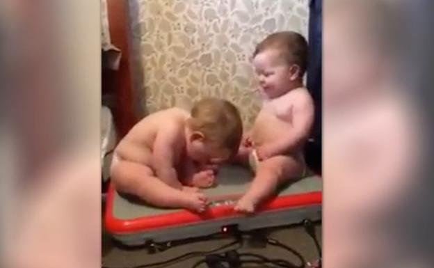 Consciente de microscópico En lo que respecta a las personas El vídeo de dos bebés sobre una máquina de fitness se vuelve viral | El  Correo